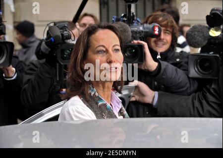 Segolene Royal, candidate socialiste à la présidence, quitte le siège du Parti socialiste après une rencontre avec Martine Aubry, Secrétaire du Parti socialiste nouvellement élu, à Paris, en France, le 29 novembre 2008. Photo de Mousse/ABACAPRESS.COM Banque D'Images