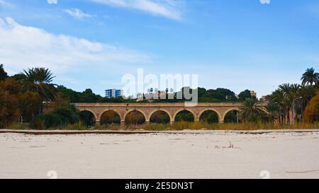 Alicante, Espagne - janvier 2021 : vue sur le vieux pont en pierre de la plage de Campoamor, Orihuela Costa Banque D'Images