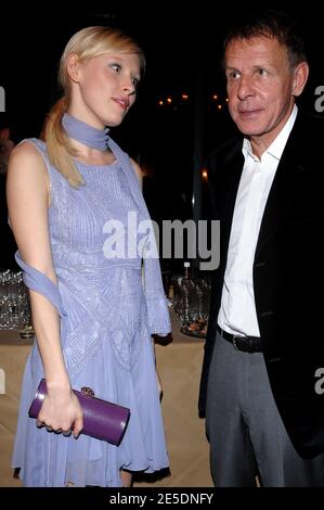 Patrick Poivre d'Arvor et sa petite amie Anna Sherbinina assistent à la fête caritative « Dessine-moi un mouton », qui s'est tenue au Pavillon le Doyen à Paris, en France, le 1er décembre 2008. Photo de Thierry Orban/ABACAPRESS.COM Banque D'Images