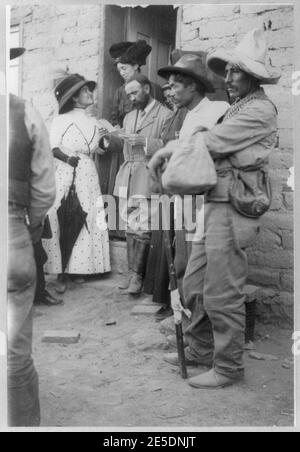 Les activités d'insurrection mexicaines- Francisco Madero, avec Mme Madero et Mlle Campa, lisant un message de paix Banque D'Images