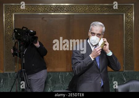 Washington, DC, États-Unis. 27 janvier 2021. Denis McDonough, candidat du secrétaire américain des anciens combattants (va) pour le président américain Joe Biden, retire son masque de protection lors d'une audience de confirmation du comité des anciens combattants du Sénat à Washington, DC, États-Unis, le mercredi 27 janvier 2021. En tant que chef d'état-major de Barack Obama, McDonough a supervisé la refonte de la VAS en réponse à son scandale des temps d'attente de 2014 et a précédemment servi de conseiller adjoint à la sécurité nationale. Crédit: Sarah Silbiger/Pool via CNP | usage dans le monde crédit: dpa/Alay Live News Banque D'Images