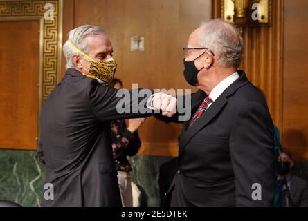 Washington, États-Unis d'Amérique. 27 janvier 2021. Le sénateur américain Jerry Moran (républicain du Kansas), président du Comité des anciens combattants du Sénat des États-Unis, salue Denis McDonough, secrétaire des anciens combattants désigné pour le président Joe Biden, au début de son audience de confirmation du Comité des anciens combattants du Sénat à Washington, DC, le mercredi 27 janvier 2021. Crédit: Leigh Vogel/Pool via CNP | utilisation dans le monde crédit: dpa/Alay Live News Banque D'Images