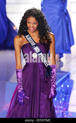 L'élection de Miss France 2009 a eu lieu le 6 décembre 2008 au théâtre du Puy du fou en Vendée. La gagnante du concours Miss France 2009 est Chloe Mortaud, Mlle Albigeois qui a recu la couronne avec beaucoup d'émotion. L'événement etait presente par Jean-Pierre Foucault, Sylvie Tellier (ex Miss France et directrice principale du Comite Miss France), Geneviève de Fontenay. Line Renaud etait la Presidente du jury et Christophe Mae a aussi assurer le show en compagnie de toutes les candidates. Valerie Begue, Miss France 2008 etait en duplex de Los Angeles et une souhaite bonne chance a la nouvelle e Banque D'Images