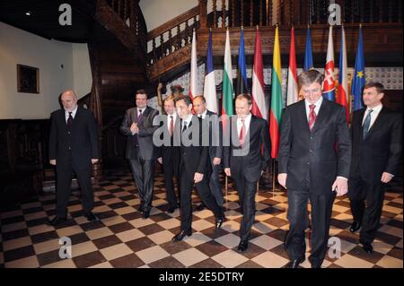 De gauche à droite : le président letton Valdis Zatlers, une personne non identifiée, le Premier ministre lituanien Gediminas Kirkilas, le Premier ministre bulgare Sergei Stanishev, le président français Nicolas Sarkozy (président de l'UE), le Premier ministre polonais Donald Tusk, le Premier ministre hongrois Ferenc Gyurcsany, Le Premier ministre roumain, Calin Popescu Tariceanu, et le Premier ministre estonien, Andrus Ansip, posent pour une photo lors d'un sommet sur le climat à Gdansk, en Pologne, le 6 décembre 2008. Photo par Ammar Abd Rabbo/ABACAPRESS.COM Banque D'Images