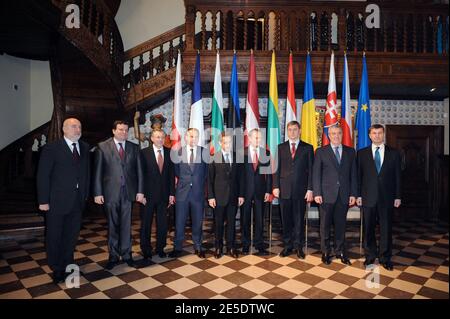 De gauche à droite : le président letton Valdis Zatlers, une personne non identifiée, le Premier ministre lituanien Gediminas Kirkilas, le Premier ministre bulgare Sergei Stanishev, le président français Nicolas Sarkozy (président de l'UE), le Premier ministre polonais Donald Tusk, le Premier ministre hongrois Ferenc Gyurcsany, Le Premier ministre roumain, Calin Popescu Tariceanu, et le Premier ministre estonien, Andrus Ansip, posent pour une photo lors d'un sommet sur le climat à Gdansk, en Pologne, le 6 décembre 2008. Photo par Ammar Abd Rabbo/ABACAPRESS.COM Banque D'Images