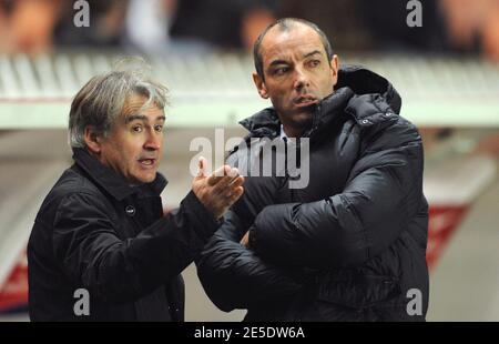 L'entraîneur du PSG Paul le Guen lors du match de football de la première Ligue française, Paris Saint-Germain contre le Mans au Parc des Princes à Paris, France, le 7 décembre 2008. Paris a gagné 3-1. Photo de Steeve McMay/Cameleon/ABACAPRESS.COM Banque D'Images