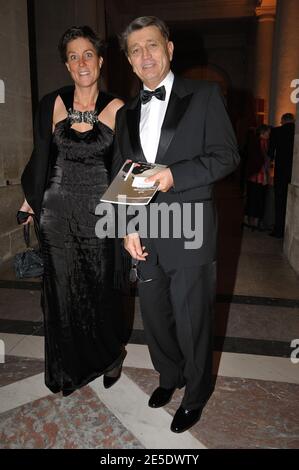 Alain Madelin et son épouse assistent au 16e gala de collecte de fonds et de charité 'nuit de l'enfance' au Château de Versailles, près de Paris, le 8 décembre 2008. Photo de Giancarlo Gorassini/ABACAPRESS.COM Banque D'Images