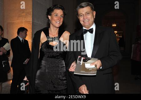 Alain Madelin et son épouse assistent au 16e gala de collecte de fonds et de charité 'nuit de l'enfance' au Château de Versailles, près de Paris, le 8 décembre 2008. Photo de Giancarlo Gorassini/ABACAPRESS.COM Banque D'Images