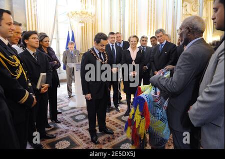 Le président Nicolas Sarkozy reçoit des cadeaux à côté de Michele Alliot-Marie, Yves Jego et Olivier Biancarelli lors d'une rencontre avec des représentants du territoire français d'outre-mer de Nouvelle-Calédonie à l'Elysée à Paris, le 9 décembre 2008, un jour après la signature d'une deuxième étape de l'accord de Nouméa. L'accord de Nouméa de 1998 a lancé un processus d'indépendance de la Nouvelle-Calédonie et de sa population originelle, les Kanaks, qui devrait être réalisé en 2014 ou 2018. Photo par Ammar Abd Rabbo/ABACAPRESS.COM Banque D'Images