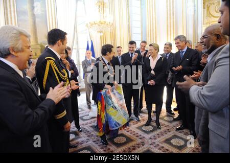 Le président Nicolas Sarkozy reçoit des cadeaux à côté de Michele Alliot-Marie, Yves Jego et Olivier Biancarelli lors d'une rencontre avec des représentants du territoire français d'outre-mer de Nouvelle-Calédonie à l'Elysée à Paris, le 9 décembre 2008, un jour après la signature d'une deuxième étape de l'accord de Nouméa. L'accord de Nouméa de 1998 a lancé un processus d'indépendance de la Nouvelle-Calédonie et de sa population originelle, les Kanaks, qui devrait être réalisé en 2014 ou 2018. Photo par Ammar Abd Rabbo/ABACAPRESS.COM Banque D'Images