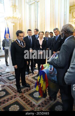 Le président Nicolas Sarkozy reçoit des cadeaux à côté de Michele Alliot-Marie, Yves Jego et Olivier Biancarelli lors d'une rencontre avec des représentants du territoire français d'outre-mer de Nouvelle-Calédonie à l'Elysée à Paris, le 9 décembre 2008, un jour après la signature d'une deuxième étape de l'accord de Nouméa. L'accord de Nouméa de 1998 a lancé un processus d'indépendance de la Nouvelle-Calédonie et de sa population originelle, les Kanaks, qui devrait être réalisé en 2014 ou 2018. Photo par Ammar Abd Rabbo/ABACAPRESS.COM Banque D'Images