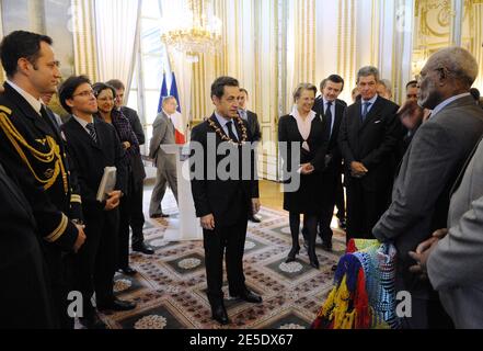 Le président Nicolas Sarkozy reçoit des cadeaux à côté de Michele Alliot-Marie, Yves Jego et Olivier Biancarelli lors d'une rencontre avec des représentants du territoire français d'outre-mer de Nouvelle-Calédonie à l'Elysée à Paris, le 9 décembre 2008, un jour après la signature d'une deuxième étape de l'accord de Nouméa. L'accord de Nouméa de 1998 a lancé un processus d'indépendance de la Nouvelle-Calédonie et de sa population originelle, les Kanaks, qui devrait être réalisé en 2014 ou 2018. Photo par Ammar Abd Rabbo/ABACAPRESS.COM Banque D'Images