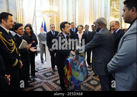 Le président Nicolas Sarkozy reçoit des cadeaux à côté de Michele Alliot-Marie, Yves Jego et Olivier Biancarelli lors d'une rencontre avec des représentants du territoire français d'outre-mer de Nouvelle-Calédonie à l'Elysée à Paris, le 9 décembre 2008, un jour après la signature d'une deuxième étape de l'accord de Nouméa. L'accord de Nouméa de 1998 a lancé un processus d'indépendance de la Nouvelle-Calédonie et de sa population originelle, les Kanaks, qui devrait être réalisé en 2014 ou 2018. Photo par Ammar Abd Rabbo/ABACAPRESS.COM Banque D'Images