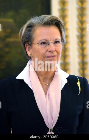 Michele Alliot-Marie écoute le discours du président Nicolas Sarkozy lors d'une rencontre avec des représentants du territoire français d'outre-mer de Nouvelle-Calédonie à l'Elysée à Paris, en France, le 9 décembre 2008, un jour après la signature d'une deuxième étape de l'accord de Nouméa. L'accord de Nouméa de 1998 a lancé un processus d'indépendance de la Nouvelle-Calédonie et de sa population originelle, les Kanaks, qui devrait être réalisé en 2014 ou 2018. Photo par Ammar Abd Rabbo/ABACAPRESS.COM Banque D'Images