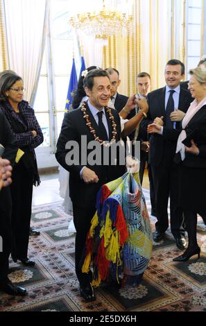 Le président Nicolas Sarkozy reçoit des cadeaux à côté de Michele Alliot-Marie, Yves Jego et Olivier Biancarelli lors d'une rencontre avec des représentants du territoire français d'outre-mer de Nouvelle-Calédonie à l'Elysée à Paris, le 9 décembre 2008, un jour après la signature d'une deuxième étape de l'accord de Nouméa. L'accord de Nouméa de 1998 a lancé un processus d'indépendance de la Nouvelle-Calédonie et de sa population originelle, les Kanaks, qui devrait être réalisé en 2014 ou 2018. Photo par Ammar Abd Rabbo/ABACAPRESS.COM Banque D'Images