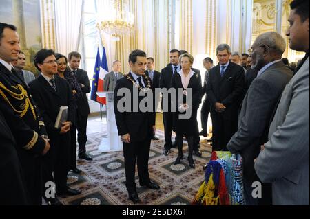 Le président Nicolas Sarkozy reçoit des cadeaux à côté de Michele Alliot-Marie, Yves Jego et Olivier Biancarelli lors d'une rencontre avec des représentants du territoire français d'outre-mer de Nouvelle-Calédonie à l'Elysée à Paris, le 9 décembre 2008, un jour après la signature d'une deuxième étape de l'accord de Nouméa. L'accord de Nouméa de 1998 a lancé un processus d'indépendance de la Nouvelle-Calédonie et de sa population originelle, les Kanaks, qui devrait être réalisé en 2014 ou 2018. Photo par Ammar Abd Rabbo/ABACAPRESS.COM Banque D'Images