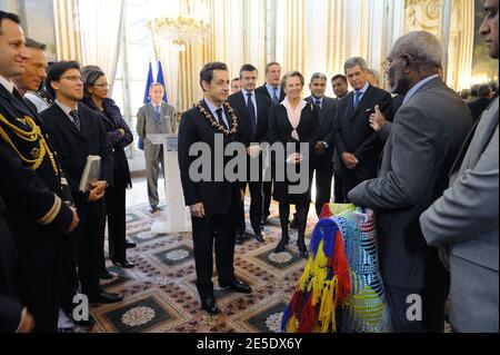 Le président Nicolas Sarkozy reçoit des cadeaux à côté de Michele Alliot-Marie, Yves Jego et Olivier Biancarelli lors d'une rencontre avec des représentants du territoire français d'outre-mer de Nouvelle-Calédonie à l'Elysée à Paris, le 9 décembre 2008, un jour après la signature d'une deuxième étape de l'accord de Nouméa. L'accord de Nouméa de 1998 a lancé un processus d'indépendance de la Nouvelle-Calédonie et de sa population originelle, les Kanaks, qui devrait être réalisé en 2014 ou 2018. Photo par Ammar Abd Rabbo/ABACAPRESS.COM Banque D'Images