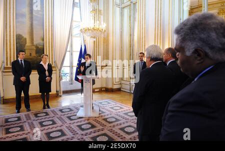 Le président Nicolas Sarkozy prononce un discours à côté de Michele Alliot-Marie et Yves Jego lors d'une rencontre avec des représentants du territoire français d'outre-mer de Nouvelle-Calédonie à l'Elysée à Paris, en France, le 9 décembre 2008, un jour après la signature d'une deuxième étape de l'accord de Nouméa. L'accord de Nouméa de 1998 a lancé un processus d'indépendance de la Nouvelle-Calédonie et de sa population originelle, les Kanaks, qui devrait être réalisé en 2014 ou 2018. Photo par Ammar Abd Rabbo/ABACAPRESS.COM Banque D'Images