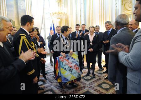 Le président Nicolas Sarkozy reçoit des cadeaux à côté de Michele Alliot-Marie, Yves Jego et Olivier Biancarelli lors d'une rencontre avec des représentants du territoire français d'outre-mer de Nouvelle-Calédonie à l'Elysée à Paris, le 9 décembre 2008, un jour après la signature d'une deuxième étape de l'accord de Nouméa. L'accord de Nouméa de 1998 a lancé un processus d'indépendance de la Nouvelle-Calédonie et de sa population originelle, les Kanaks, qui devrait être réalisé en 2014 ou 2018. Photo par Ammar Abd Rabbo/ABACAPRESS.COM Banque D'Images