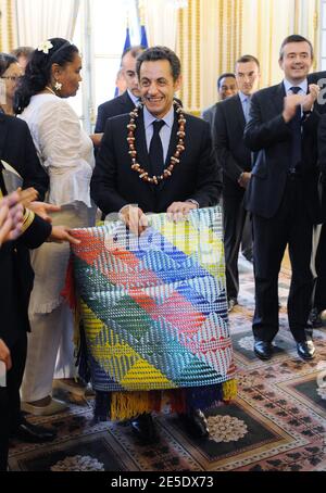 Le président Nicolas Sarkozy reçoit des cadeaux à côté de Michele Alliot-Marie, Yves Jego et Olivier Biancarelli lors d'une rencontre avec des représentants du territoire français d'outre-mer de Nouvelle-Calédonie à l'Elysée à Paris, le 9 décembre 2008, un jour après la signature d'une deuxième étape de l'accord de Nouméa. L'accord de Nouméa de 1998 a lancé un processus d'indépendance de la Nouvelle-Calédonie et de sa population originelle, les Kanaks, qui devrait être réalisé en 2014 ou 2018. Photo par Ammar Abd Rabbo/ABACAPRESS.COM Banque D'Images