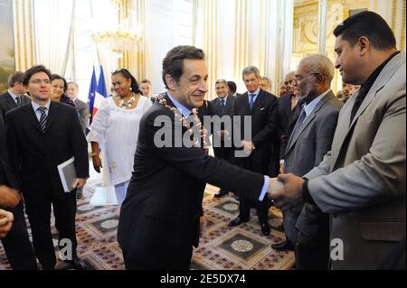 Le président Nicolas Sarkozy reçoit des cadeaux à côté de Michele Alliot-Marie, Yves Jego et Olivier Biancarelli lors d'une rencontre avec des représentants du territoire français d'outre-mer de Nouvelle-Calédonie à l'Elysée à Paris, le 9 décembre 2008, un jour après la signature d'une deuxième étape de l'accord de Nouméa. L'accord de Nouméa de 1998 a lancé un processus d'indépendance de la Nouvelle-Calédonie et de sa population originelle, les Kanaks, qui devrait être réalisé en 2014 ou 2018. Photo par Ammar Abd Rabbo/ABACAPRESS.COM Banque D'Images