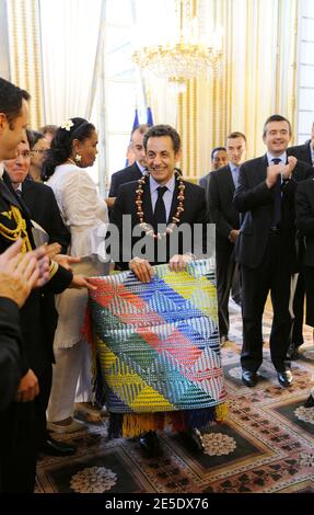 Le président Nicolas Sarkozy reçoit des cadeaux à côté de Michele Alliot-Marie, Yves Jego et Olivier Biancarelli lors d'une rencontre avec des représentants du territoire français d'outre-mer de Nouvelle-Calédonie à l'Elysée à Paris, le 9 décembre 2008, un jour après la signature d'une deuxième étape de l'accord de Nouméa. L'accord de Nouméa de 1998 a lancé un processus d'indépendance de la Nouvelle-Calédonie et de sa population originelle, les Kanaks, qui devrait être réalisé en 2014 ou 2018. Photo par Ammar Abd Rabbo/ABACAPRESS.COM Banque D'Images