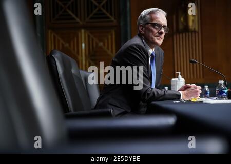 Washington, DC, États-Unis. 27 janvier 2021. Denis McDonough, candidat du secrétaire américain aux anciens combattants (va) pour le président américain Joe Biden, écoute lors d'une audience de confirmation du comité sénatorial des anciens combattants à Washington, DC, États-Unis, le mercredi 27 janvier 2021. En tant que chef de cabinet de Barack Obama, McDonough a supervisé la refonte de la va en réponse à son scandale des temps d'attente 2014 et à son crédit : Sarah Silbiger/Pool via CNP | usage dans le monde crédit : dpa/Alay Live News Banque D'Images