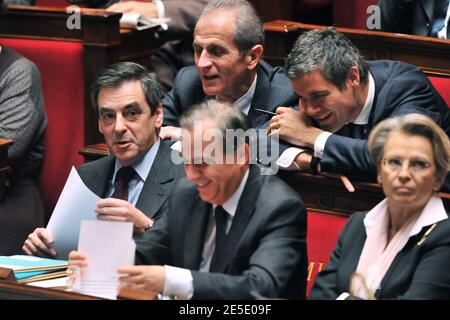 Le Premier ministre français François Fillon, le Premier ministre pour les relations avec le Parlement Roger Karoutchi, le ministre de l'intérieur, de la France outre-mer et des collectivités locales Michele Alliot-Marie le Premier ministre pour l'aménagement du territoire Hubert Falco et le Premier ministre pour l'emploi Laurent Wauquiez assistent à une séance de travail à l'Assemblée nationale à Paris, France, Le 9 décembre 2008. Photo de Nicolas Gouhier/ABACAPRESS.COM Banque D'Images