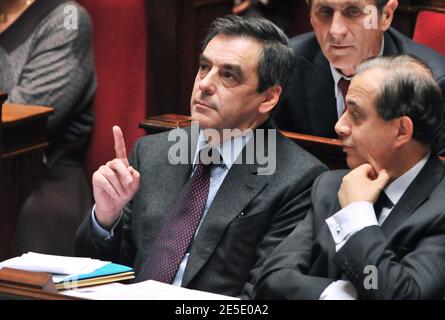 Le Premier ministre français François Fillon et le Premier ministre pour les relations avec le Parlement Roger Karoutchi assistent à une séance de travail à l'Assemblée nationale à Paris, en France, le 9 décembre 2008. Photo de Nicolas Gouhier/ABACAPRESS.COM Banque D'Images