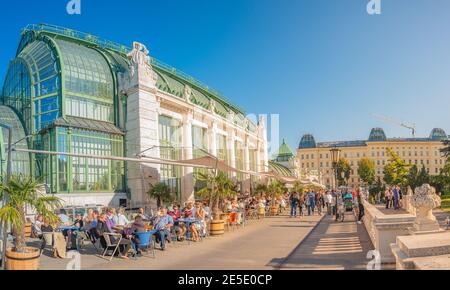 Coucher de soleil chaleureux sur les rues de touristes à Alberina, Palmenhaus et le jardin du Palais de Neue Burg, près du Palais Hofburg dans le centre historique de Vienne, Banque D'Images