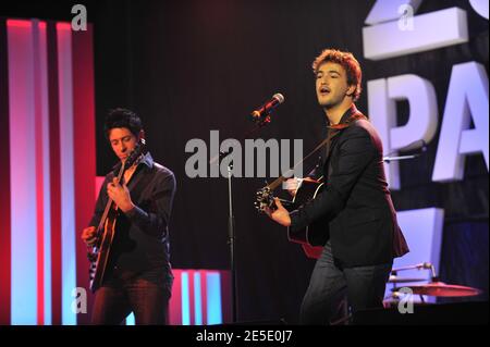 'La chanteuse française Renan Luce se produit en France 4 spectacle musical spécial ''2008 PARTIE en LIVE'' tenu au Bataclan à Paris, France le 8 décembre 2008 . Photo de Mousse/ABACAPRESS.COM' Banque D'Images