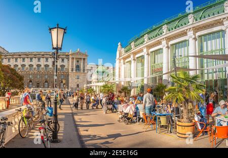 Coucher de soleil chaleureux sur les rues de touristes à Alberina, Palmenhaus et le jardin du Palais de Neue Burg, près du Palais Hofburg dans le centre historique de Vienne, Banque D'Images