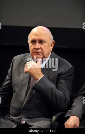 L'ancien président sud-africain Frederik Willem de Klerk lors du 9e Sommet mondial des Prix Nobel de la paix qui s'est tenu à l'Hôtel de ville de Paris, France, le 12 décembre 2008. Photo de Mousse/ABACAPRESS.COM Banque D'Images