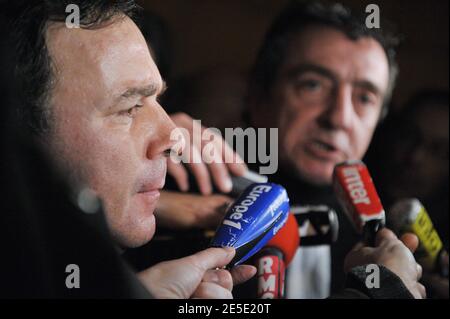 Les avocats français Karim Achoui Francis Szpiner (L) et Patrick Maisonneuve quittent le tribunal d'assises après le verdict rendu dans le procès de Ferrera à Paris, France, le 14 décembre 2008. Le gangster Antonio Ferrera a été condamné à dix-sept ans de prison et l'avocat Karim Achoui à sept ans. Photo de Mousse/ABACAPRESS.COM Banque D'Images
