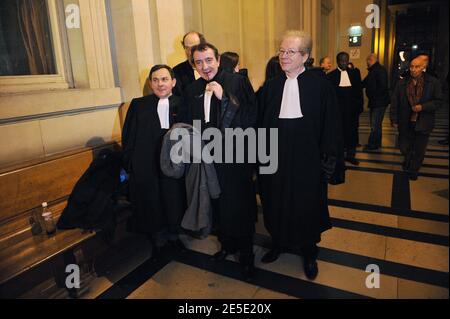 Les avocats français Karim Achoui Francis Szpiner (R) et Patrick Maisonneuve (C) et Francis Pudlowski (R) arrivent au tribunal d'assises après le verdict rendu dans le procès de Ferrera à Paris (France) le 14 décembre 2008. Le gangster Antonio Ferrera a été condamné à dix-sept ans de prison et l'avocat Karim Achoui à sept ans. Photo de Mousse/ABACAPRESS.COM Banque D'Images