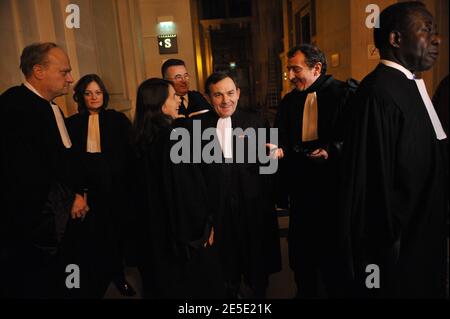 Les avocats français Karim Achoui Francis Szpiner (C) et Patrick Maisonneuve arrivent au tribunal d'assises après le verdict rendu dans le procès de Ferrera à Paris, France, le 14 décembre 2008. Le gangster Antonio Ferrera a été condamné à dix-sept ans de prison et l'avocat Karim Achoui à sept ans. Photo de Mousse/ABACAPRESS.COM Banque D'Images