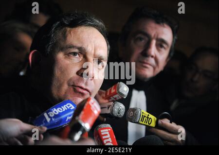 Les avocats français Karim Achoui Francis Szpiner (L) et Patrick Maisonneuve quittent le tribunal d'assises après le verdict rendu dans le procès de Ferrera à Paris, France, le 14 décembre 2008. Le gangster Antonio Ferrera a été condamné à dix-sept ans de prison et l'avocat Karim Achoui à sept ans. Photo de Mousse/ABACAPRESS.COM Banque D'Images