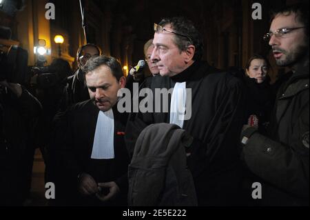 Les avocats français Karim Achoui Francis Szpiner (L) et Patrick Maisonneuve quittent le tribunal d'assises après le verdict rendu dans le procès de Ferrera à Paris, France, le 14 décembre 2008. Le gangster Antonio Ferrera a été condamné à dix-sept ans de prison et l'avocat Karim Achoui à sept ans. Photo de Mousse/ABACAPRESS.COM Banque D'Images