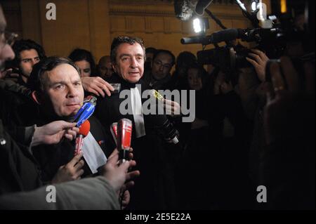Les avocats français Karim Achoui Francis Szpiner (L) et Patrick Maisonneuve quittent le tribunal d'assises après le verdict rendu dans le procès de Ferrera à Paris, France, le 14 décembre 2008. Le gangster Antonio Ferrera a été condamné à dix-sept ans de prison et l'avocat Karim Achoui à sept ans. Photo de Mousse/ABACAPRESS.COM Banque D'Images