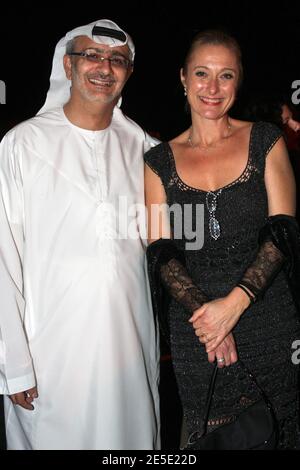 Le directeur artistique du festival, Masud Amralla al-Ali, avec l'actrice britannique Caroline Goodall, qui assistait au film italien « Pa Ra Da » After Party lors du 5e Festival du film de Dubaï (DIFF), dans la station de Madinat Jumeirah, Dubaï, Émirats arabes Unis, le 14 décembre 2008. Photo de Benoit Pinguet/ABACAPRESS.COM Banque D'Images