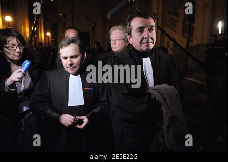 Les avocats français Karim Achoui Francis Szpiner (L) et Patrick Maisonneuve quittent le tribunal d'assises après le verdict rendu dans le procès de Ferrera à Paris, France, le 14 décembre 2008. Le gangster Antonio Ferrera a été condamné à dix-sept ans de prison et l'avocat Karim Achoui à sept ans. Photo de Mousse/ABACAPRESS.COM Banque D'Images