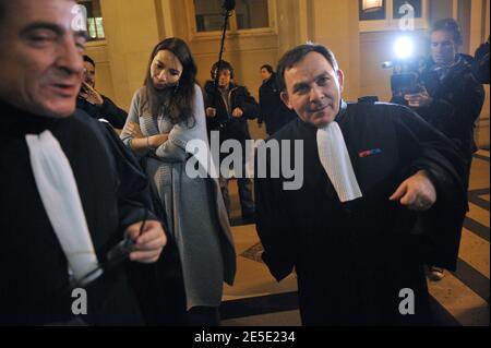 Les avocats français Karim Achoui Francis Szpiner (R) et Patrick Maisonneuve arrivent au tribunal d'assises après le verdict rendu dans le procès de Ferrera à Paris, France, le 14 décembre 2008. Le gangster Antonio Ferrera a été condamné à dix-sept ans de prison et l'avocat Karim Achoui à sept ans. Photo de Mousse/ABACAPRESS.COM Banque D'Images