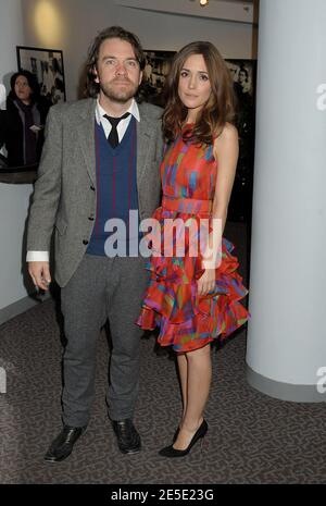 Rose Byrne, membre de la troupe, portant Oscar de la Renta et Brendan Cowell, débarquant pour la première de la deuxième saison des films de FX Networks au DGA Theatre de New York, NY, USA, le samedi 13 décembre 2008. Photo de David Miller/ABACAPRESS.COM Banque D'Images