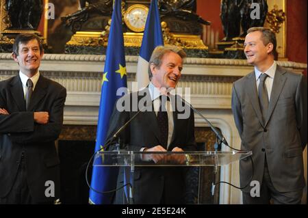 L'ancien ministre français des Affaires européennes Jean-Pierre Jouyet, le ministre français des Affaires étrangères Bernard Kouchner et le nouveau ministre français des Affaires européennes Bruno le Maire lors de la cérémonie de passation de pouvoir au ministère à Paris, France, le 13 décembre 2008. Photo par Elodie Gregoire/ABACAPRESS.COM Banque D'Images