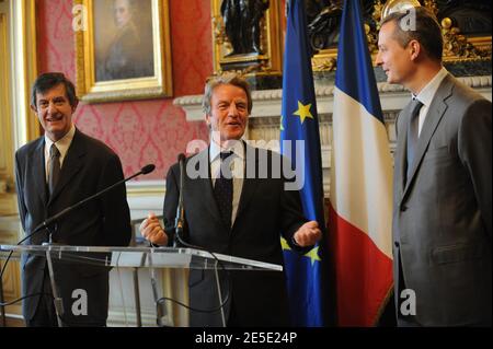 L'ancien ministre français des Affaires européennes Jean-Pierre Jouyet, le ministre français des Affaires étrangères Bernard Kouchner et le nouveau ministre français des Affaires européennes Bruno le Maire lors de la cérémonie de passation de pouvoir au ministère à Paris, France, le 13 décembre 2008. Photo par Elodie Gregoire/ABACAPRESS.COM Banque D'Images