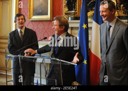 L'ancien ministre français des Affaires européennes Jean-Pierre Jouyet, le ministre français des Affaires étrangères Bernard Kouchner et le nouveau ministre français des Affaires européennes Bruno le Maire lors de la cérémonie de passation de pouvoir au ministère à Paris, France, le 13 décembre 2008. Photo par Elodie Gregoire/ABACAPRESS.COM Banque D'Images