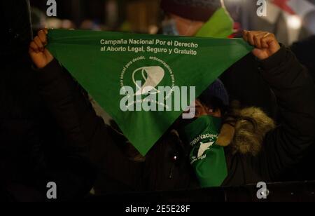 Varsovie, Varsovie, Pologne. 27 janvier 2021. Un activiste pro-choix tient un bandana le 27 janvier 2021 à Varsovie, en Pologne. Des centaines de personnes sont descendues dans la rue après que le tribunal constitutionnel ait publié la décision qui rend illégale l'avortement en cas de malformation grave de faetus. Crédit: Aleksander Kalka/ZUMA Wire/Alay Live News Banque D'Images