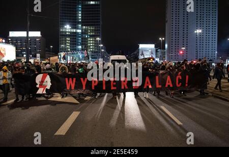 Varsovie, Varsovie, Pologne. 27 janvier 2021. Le 27 janvier 2021 à Varsovie, Pologne. Des centaines de personnes sont descendues dans la rue après que le tribunal constitutionnel ait publié la décision qui rend illégale l'avortement en cas de malformation grave de faetus. Crédit: Aleksander Kalka/ZUMA Wire/Alay Live News Banque D'Images