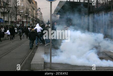 Émeutes entre étudiants et policiers après une manifestation contre la réforme du ministre français de l'éducation Xavier Darcos, à Lyon, en France, le 18 décembre 2008. La manifestation a eu lieu trois jours après que Darcos a annoncé qu'il retarderait indéfiniment la réforme du programme d'études secondaires après que les protestations des élèves aient dégénéré la semaine dernière. Photos de Vincent Dargent/ABACAPRESS.COM Banque D'Images