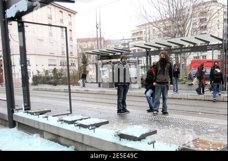 Émeutes entre étudiants et policiers après une manifestation contre la réforme du ministre français de l'éducation Xavier Darcos, à Lyon, en France, le 18 décembre 2008. La manifestation a eu lieu trois jours après que Darcos a annoncé qu'il retarderait indéfiniment la réforme du programme d'études secondaires après que les protestations des élèves aient dégénéré la semaine dernière. Photos de Vincent Dargent/ABACAPRESS.COM Banque D'Images